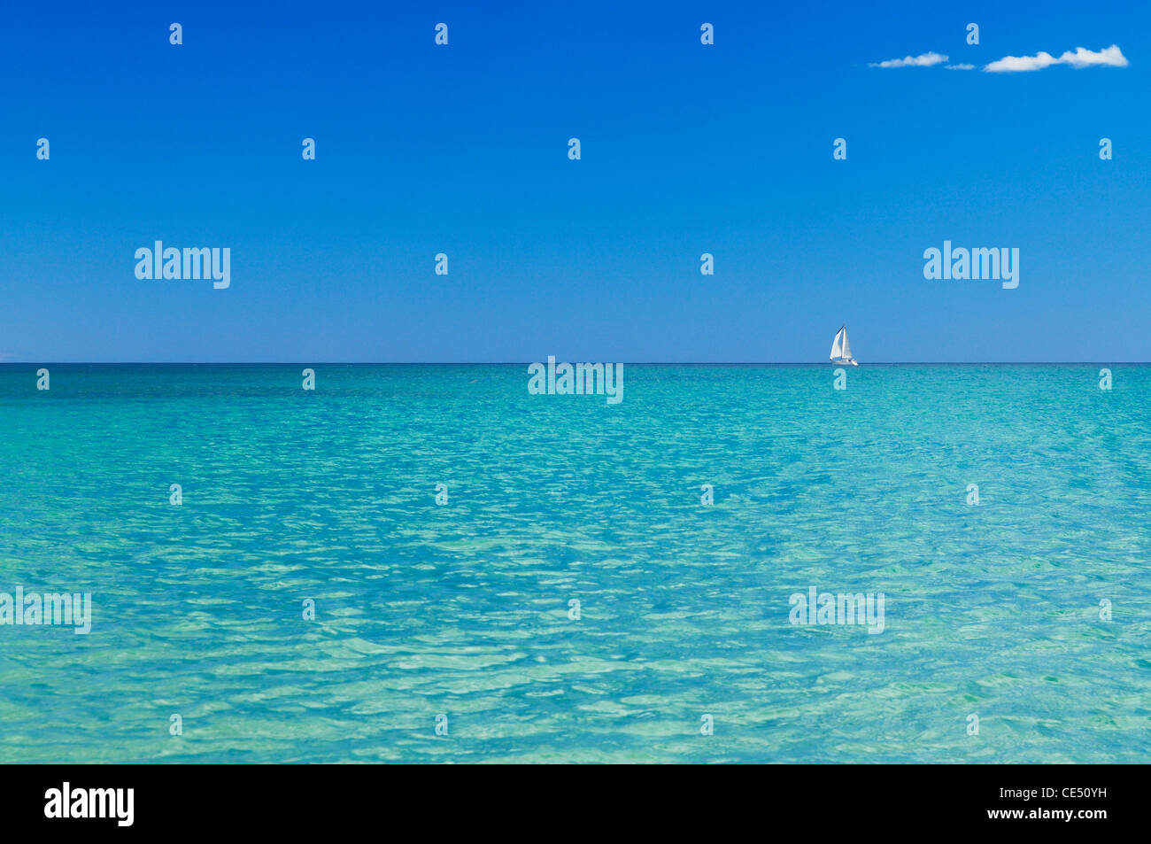 Uno yacht tra le tranquille acque limpide del Mar Mediterraneo sulla costa orientale della Spagna. Foto Stock