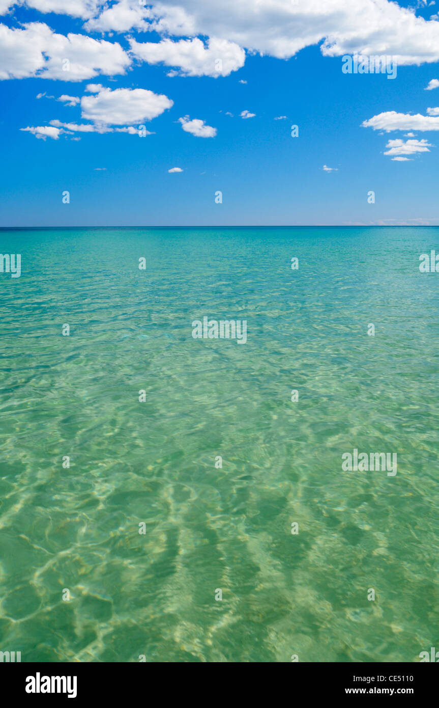 Le tranquille acque limpide del Mar Mediterraneo sulla costa orientale della Spagna. Foto Stock