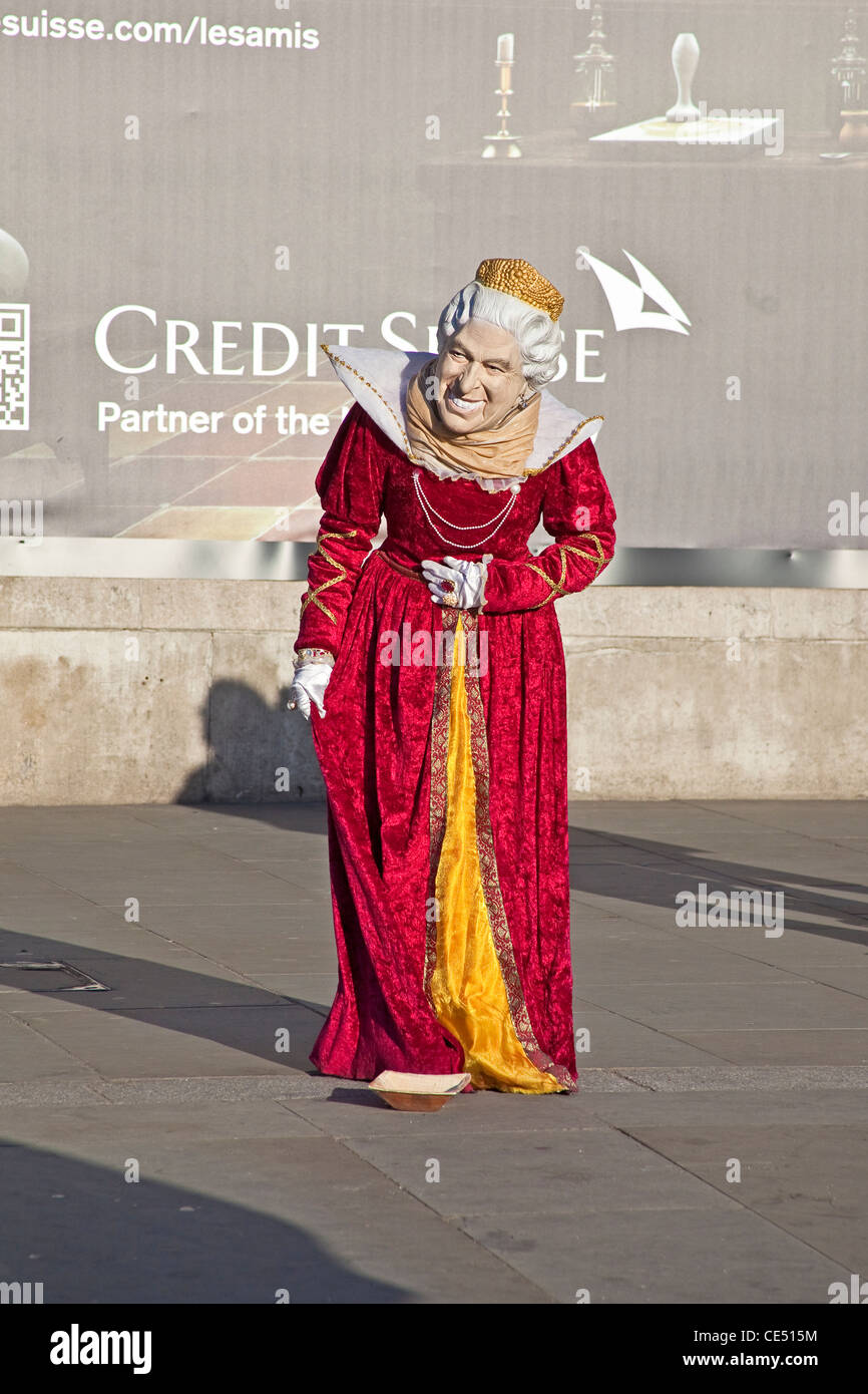 Londra, Trafalgar Square un "look-alike" che impersonano la regina Gennaio 2012 Foto Stock