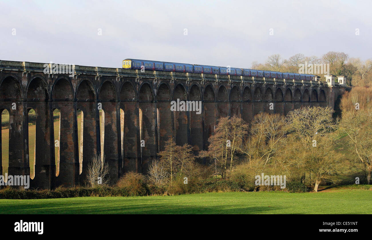 A Londra a Brighton il treno percorre la valle Ouse viadotto. Foto di James Boardman. Foto Stock