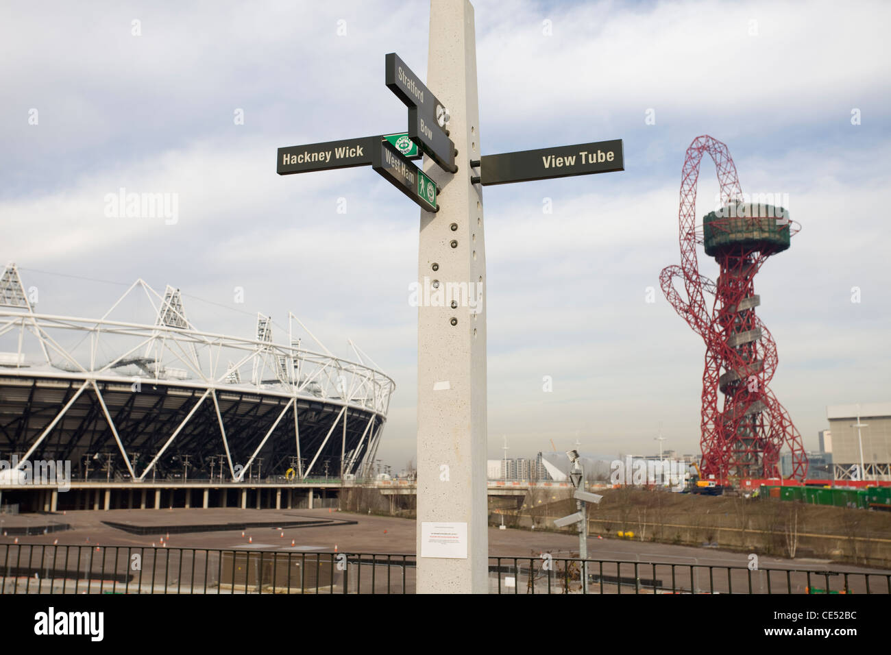 Segnaletica per gli enti locali ad est di Londra sulla Greenway al 2012 Olympic Park a Stratford. Foto Stock