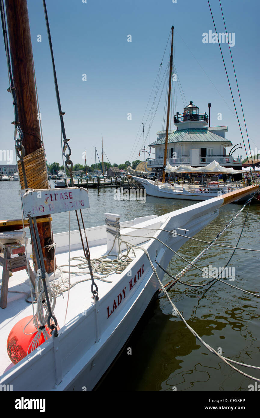 Barca ancorata nella parte anteriore del festival a Chesapeake Maritime Museum di San Michaels MD Foto Stock
