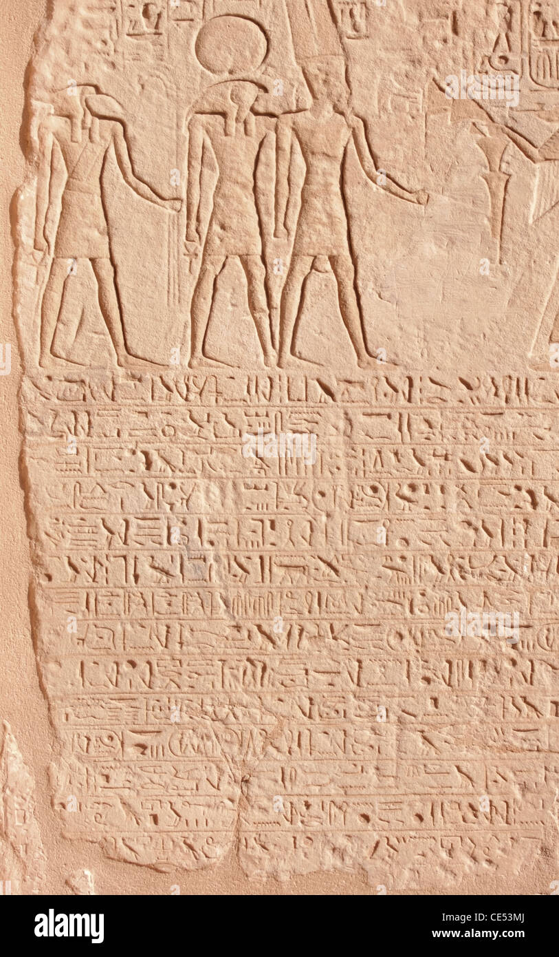 Dettagli architettonici che mostra un bassorilievo in pietra e i geroglifici presso il centro storico di Abu Simbel templi in Egitto (Africa) Foto Stock
