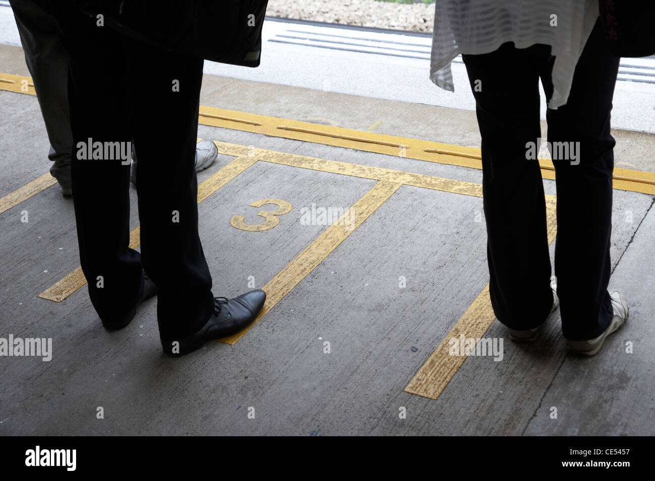 Le persone in piedi sul carrello i contrassegni di entrata sulla piattaforma a Sha Tin sulla stazione Mtr overground line ex kcr Kowloon Canton Foto Stock
