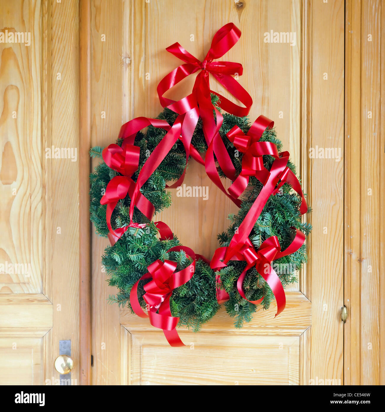 Natale corona di Avvento sospeso sulla porta di legno Alsace Francia, Europa Foto Stock