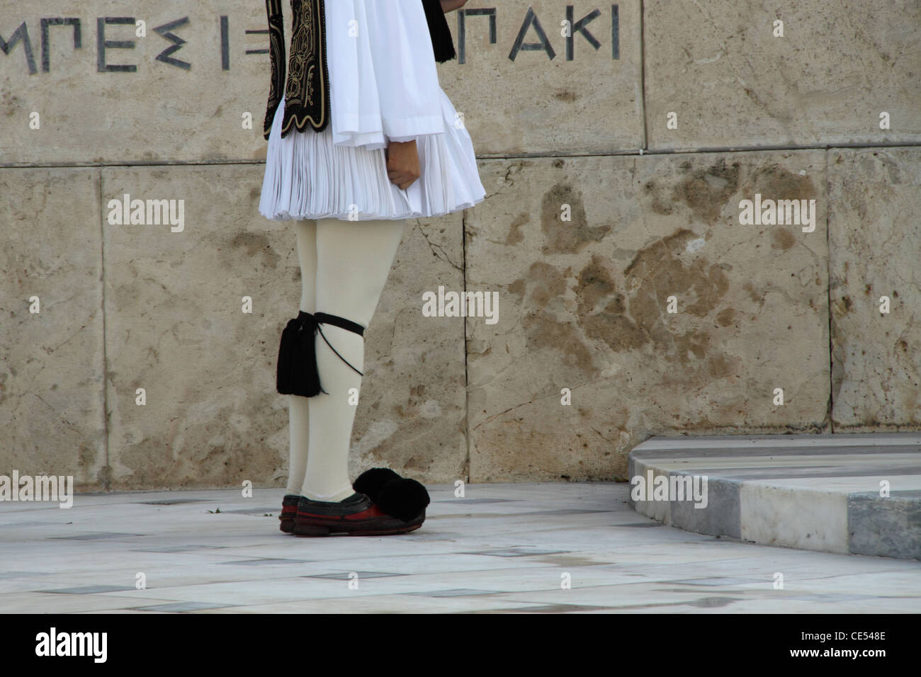 Piazza Syntagma, il parlamento greco, modifica delle protezioni (evzones) presso la tomba del loro Soldato Sconosciuto, Atene, Attica, Grecia Foto Stock