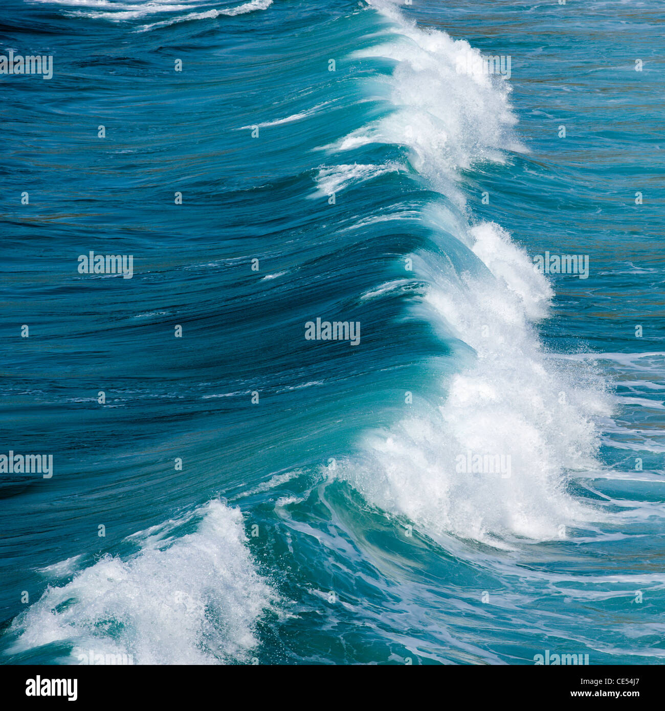 Rottura onda Atlantico al largo della costa della Cornovaglia occidentale Foto Stock