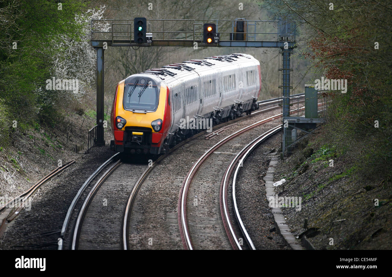 Un treno Gatwick Express dirigetevi a sud verso Brighton. Foto di James Boardman. Foto Stock