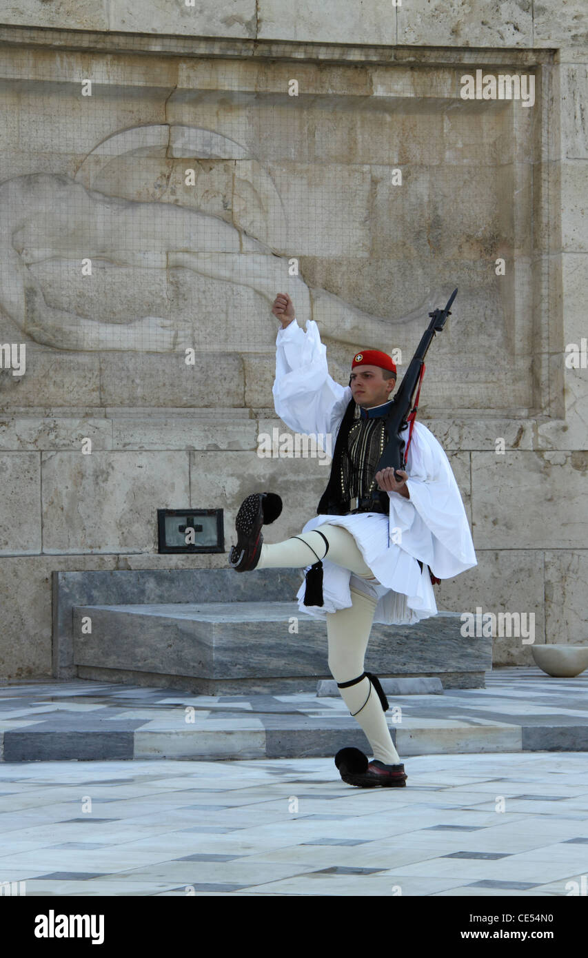 Piazza Syntagma, il parlamento greco, modifica delle protezioni (evzones) presso la tomba del loro Soldato Sconosciuto, Atene, Attica, Grecia Foto Stock