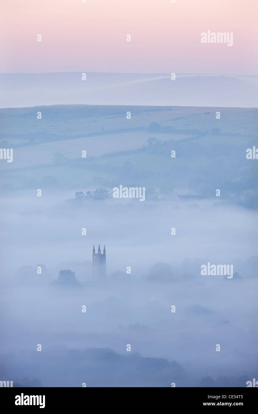 Widecombe-nel-Moor Chiesa circondato da nebbia all'alba, Parco Nazionale di Dartmoor, Devon, Inghilterra. In autunno (settembre) 2011. Foto Stock