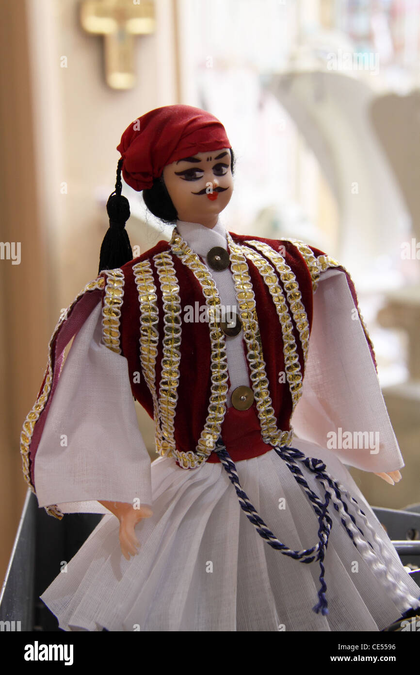 Evzone bambola (guardia presidenziale), un negozio di souvenir, Plaka, Atene, Attica, Grecia Foto Stock
