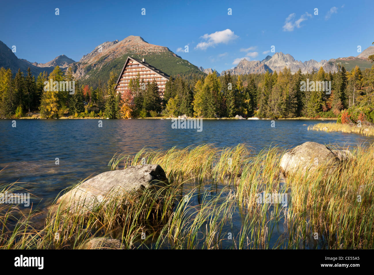 Hotel il villaggio di Strbske Pleso Lago in Alti Tatra, la Slovacchia, l'Europa. In autunno (ottobre 2011). Foto Stock