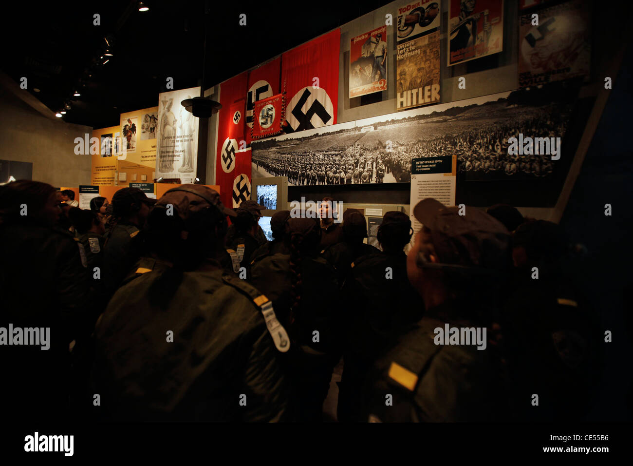 Un gruppo di donne israeliane IDF visita Yad Vashem, il World Holocaust Remembrance Center, a Gerusalemme, Israele, per commemorare i 6 milioni di vittime ebree uccise dai nazisti durante la seconda guerra mondiale Foto Stock