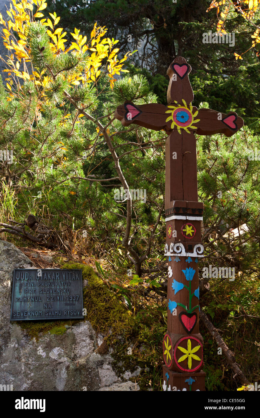 Lapide e croce di legno in ricordo di un alpinista nel cimitero simbolico, Alti Tatra, la Slovacchia, l'Europa. Foto Stock