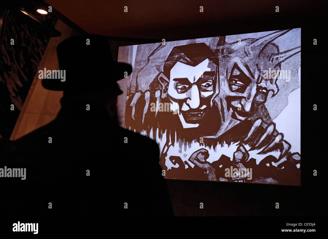 Un ebreo haredi guarda un film di propaganda nazista antisemita a Yad Vashem, il World Holocaust Remembrance Center, a Gerusalemme, Israele, in commemorazione dei 6 milioni di vittime ebree uccise dai nazisti durante la seconda guerra mondiale Foto Stock