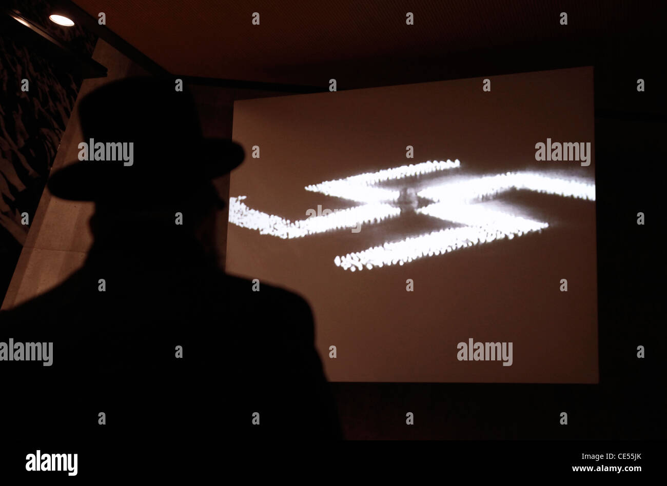 Un ebreo haredi guarda un film di propaganda nazista antisemita a Yad Vashem, il World Holocaust Remembrance Center, a Gerusalemme, Israele, in commemorazione dei 6 milioni di vittime ebree uccise dai nazisti durante la seconda guerra mondiale Foto Stock