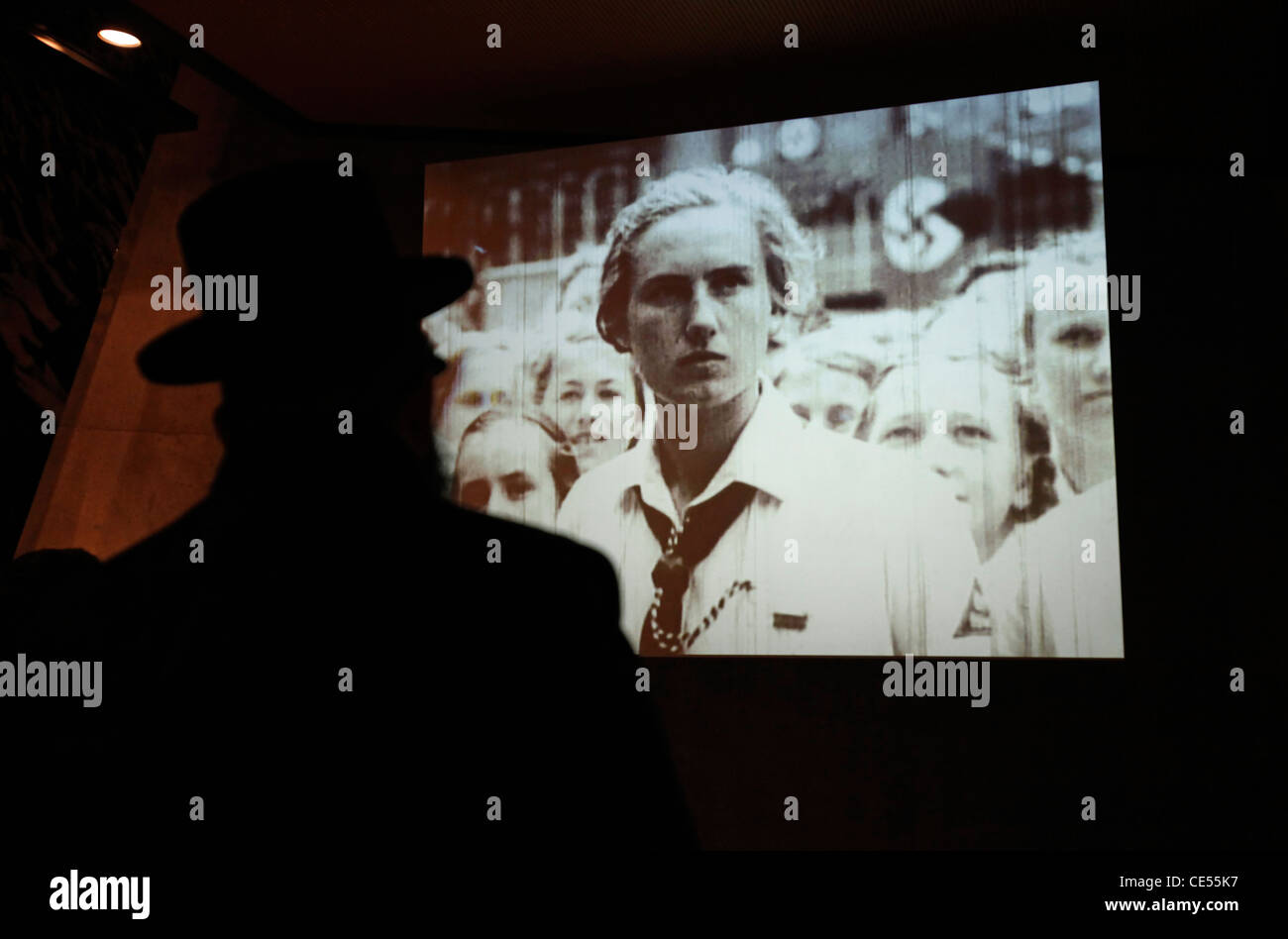 Un ebreo haredi guarda un film di propaganda nazista antisemita a Yad Vashem, il World Holocaust Remembrance Center, a Gerusalemme, Israele, in commemorazione dei 6 milioni di vittime ebree uccise dai nazisti durante la seconda guerra mondiale Foto Stock