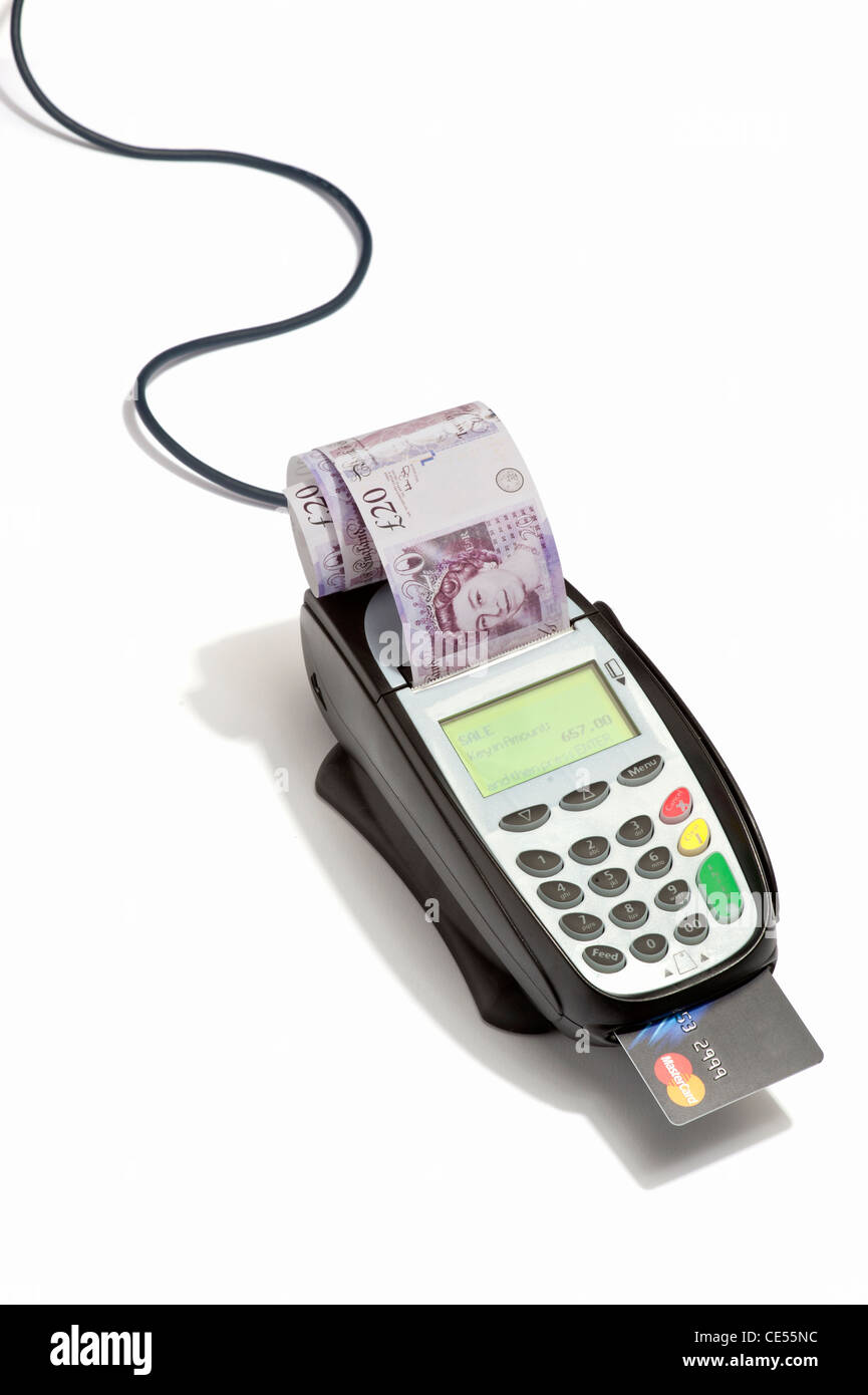 British banconote proveniente da una macchina per le carte di credito Foto Stock