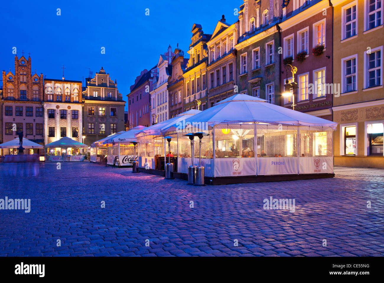 Bar e ristoranti in piazza della città vecchia, Stary Rynek, nella città polacca di Poznan, Polonia, di notte. Foto Stock