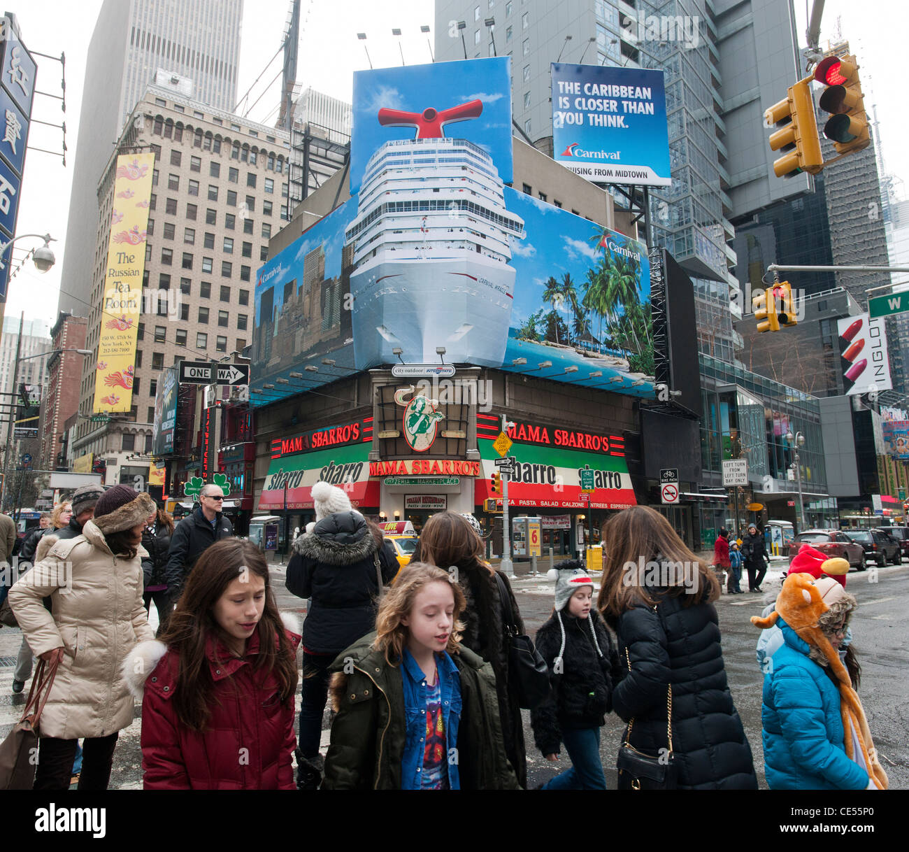 Un cartellone su Broadway a New York annuncia il carnevale escursioni crociere ai Caraibi Foto Stock