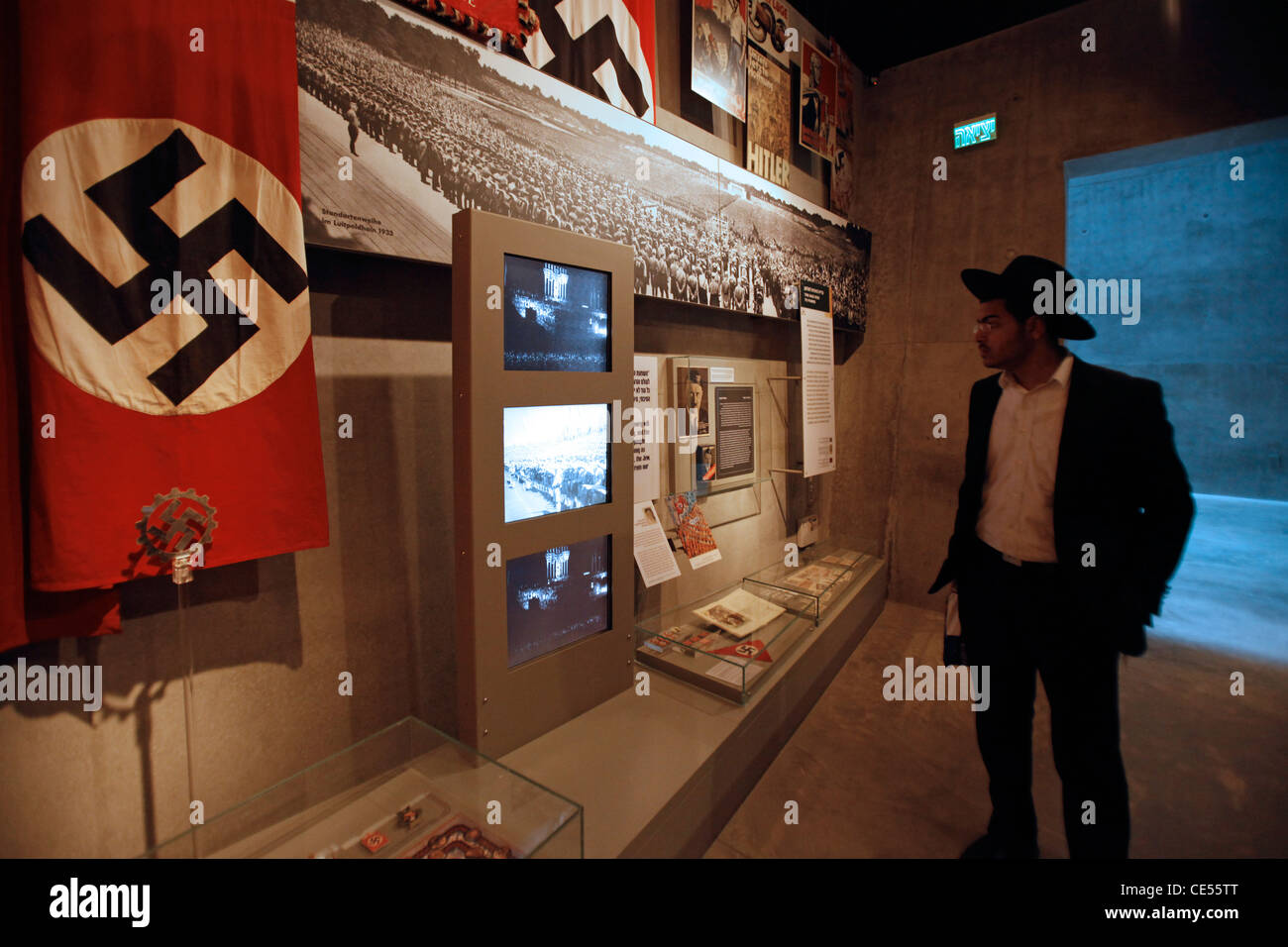 Un ebreo haredi guarda gli oggetti esposti nello Yad Vashem, il World Holocaust Remembrance Center, a Gerusalemme, Israele, in commemorazione dei 6 milioni di vittime ebree uccise dai nazisti durante la seconda guerra mondiale Foto Stock
