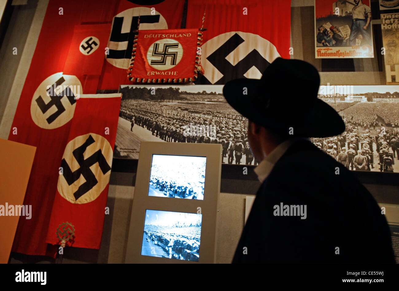 Un ebreo haredi guarda gli oggetti esposti nello Yad Vashem, il World Holocaust Remembrance Center, a Gerusalemme, Israele, in commemorazione dei 6 milioni di vittime ebree uccise dai nazisti durante la seconda guerra mondiale Foto Stock