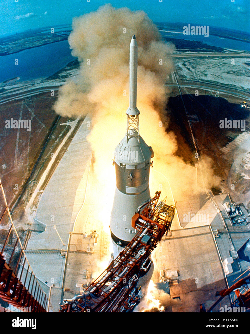 11 Apollo Saturn V veicolo spaziale lancia dal Kennedy Space Center sul suo modo di la luna Foto Stock