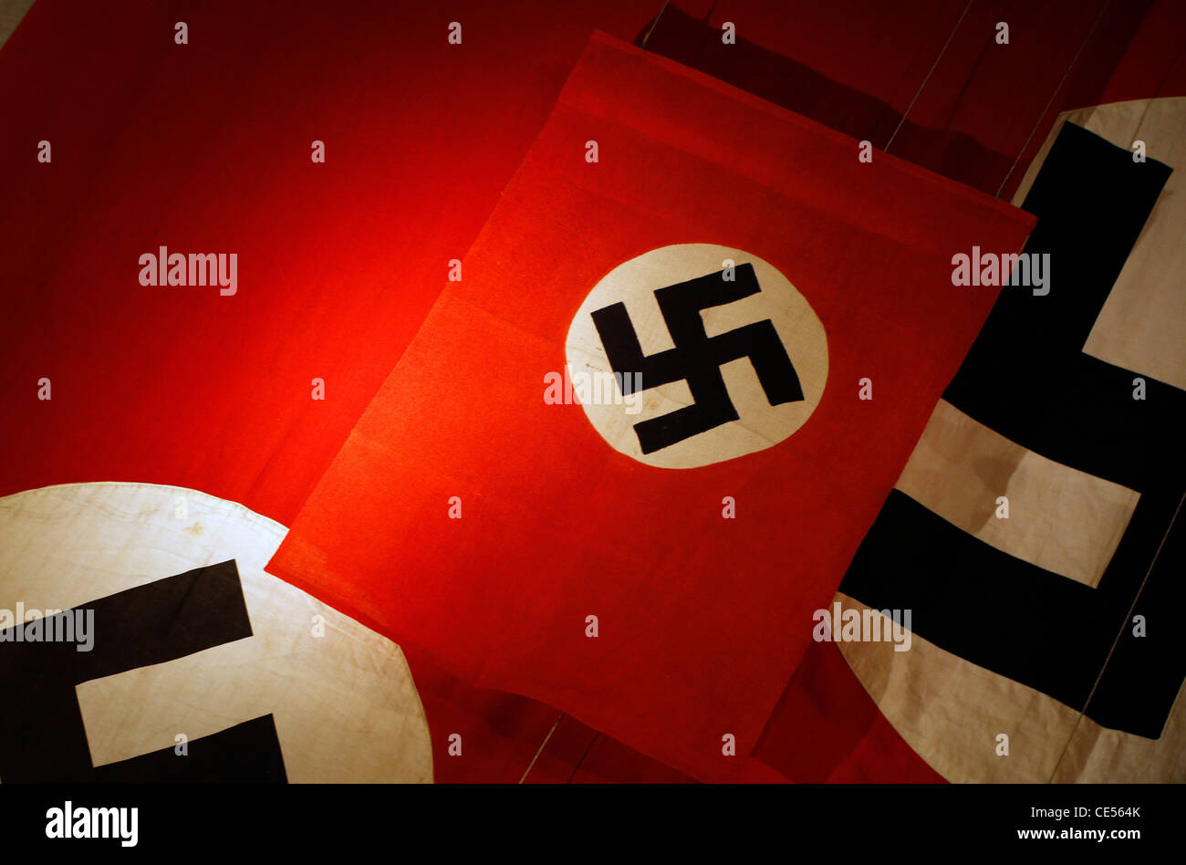 Bandiere naziste tedesche con svastica esposte a Yad Vashem, il World Holocaust Remembrance Center, a Gerusalemme, Israele, per commemorare i 6 milioni di vittime ebraiche uccise dai nazisti durante la seconda guerra mondiale Foto Stock