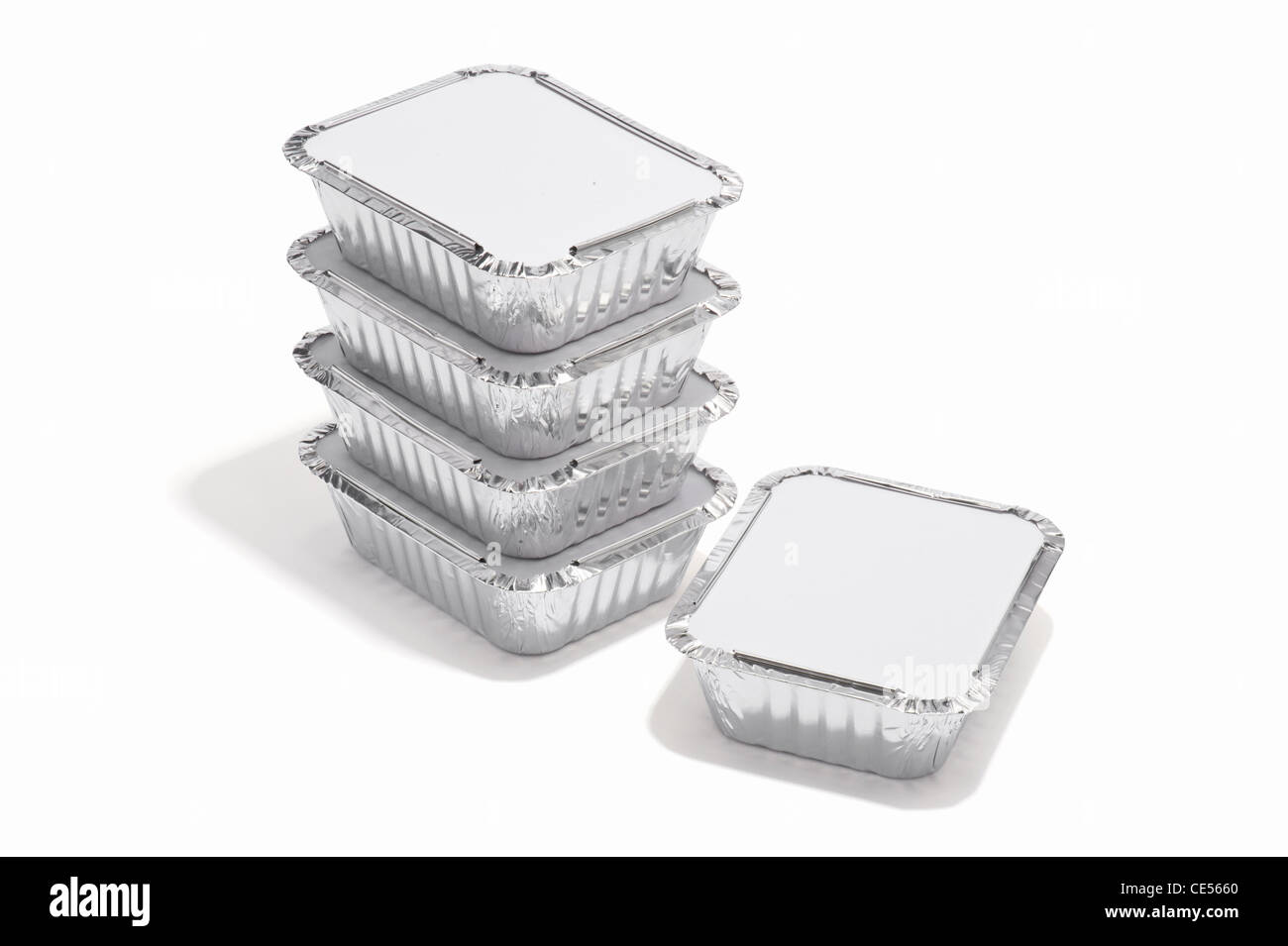 Una pila di carta stagnola di contenitori per alimenti Foto stock - Alamy