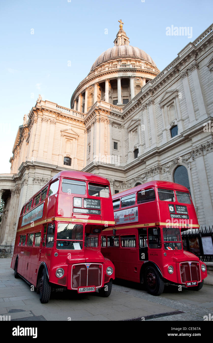 Gli autobus Routemaster parcheggiato di fianco alla cattedrale di St Paul, Londra, Inghilterra, Regno Unito. Foto:Jeff Gilbert Foto Stock
