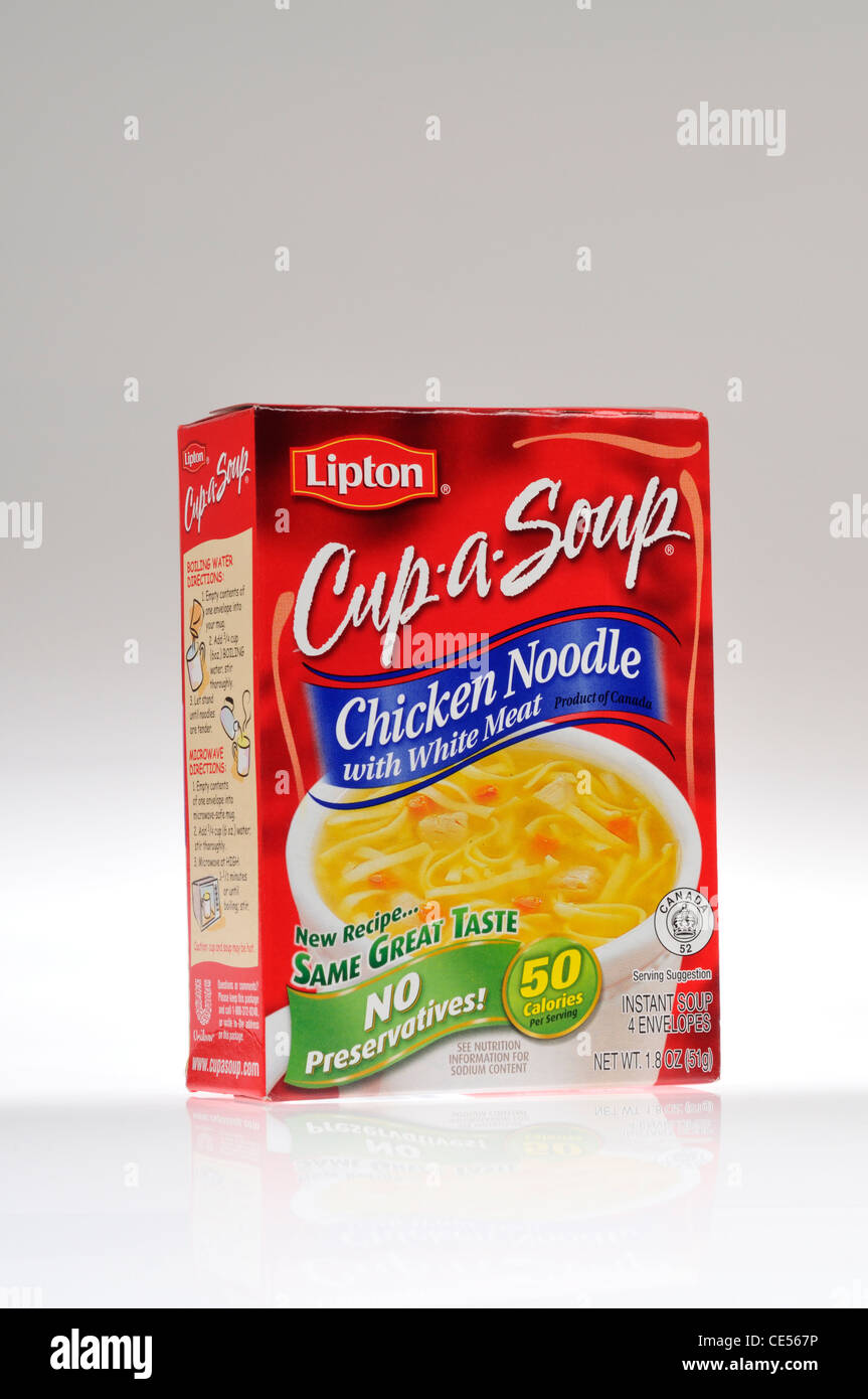 Scatola di Lipton Chicken Noodle Cup-una zuppa su sfondo bianco intaglio USA Foto Stock