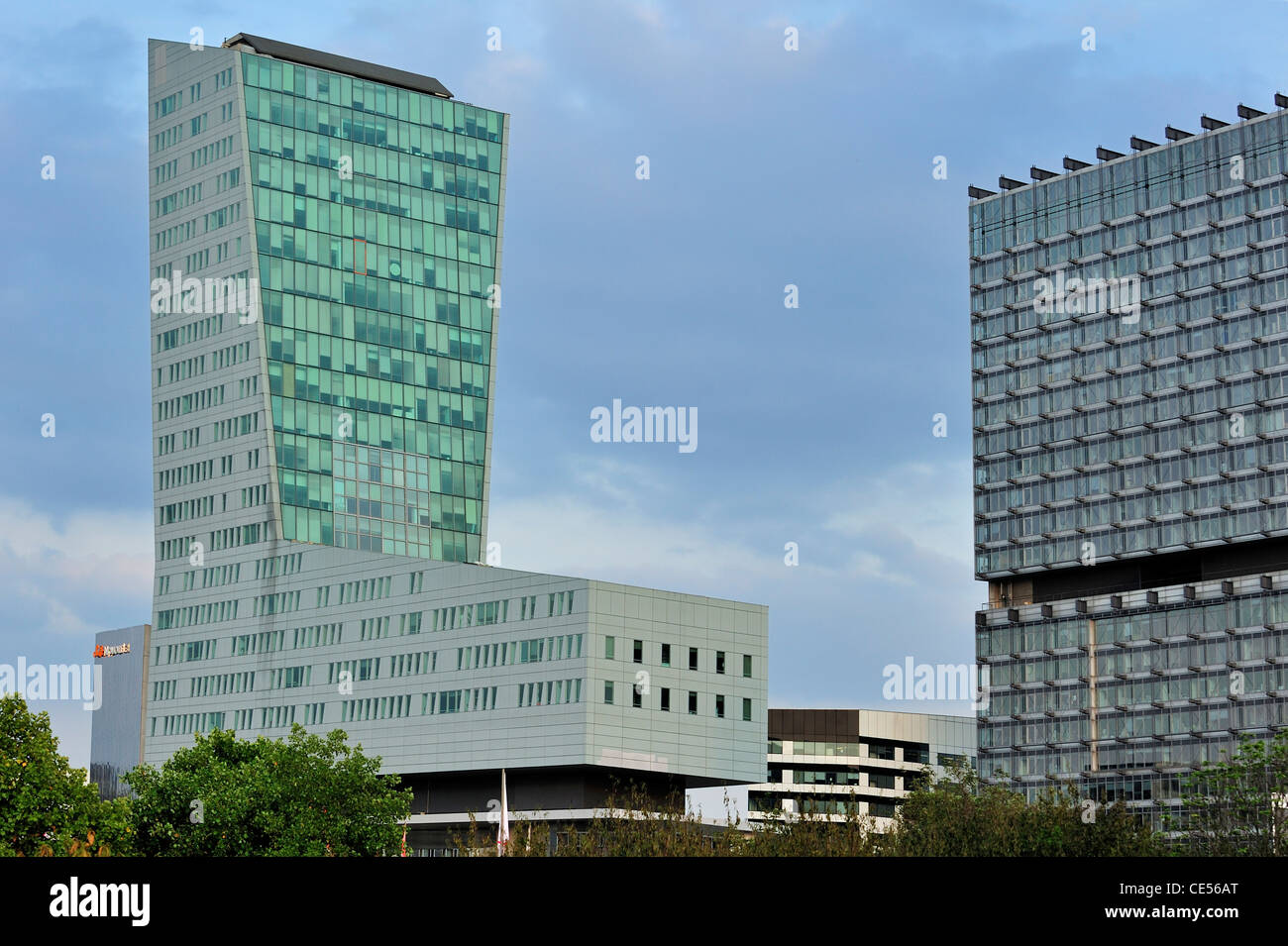 I moderni edifici per uffici Tour de Lille e Tour Lilleurope presso il quartiere Euralille a Lille, Francia Foto Stock