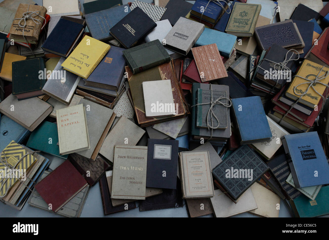 Installazione di un libro che raffigura l'Olocausto esposto a Yad Vashem, il World Holocaust Remembrance Center, a Gerusalemme, Israele, in commemorazione dei 6 milioni di vittime ebraiche uccise dai nazisti durante la seconda guerra mondiale Foto Stock