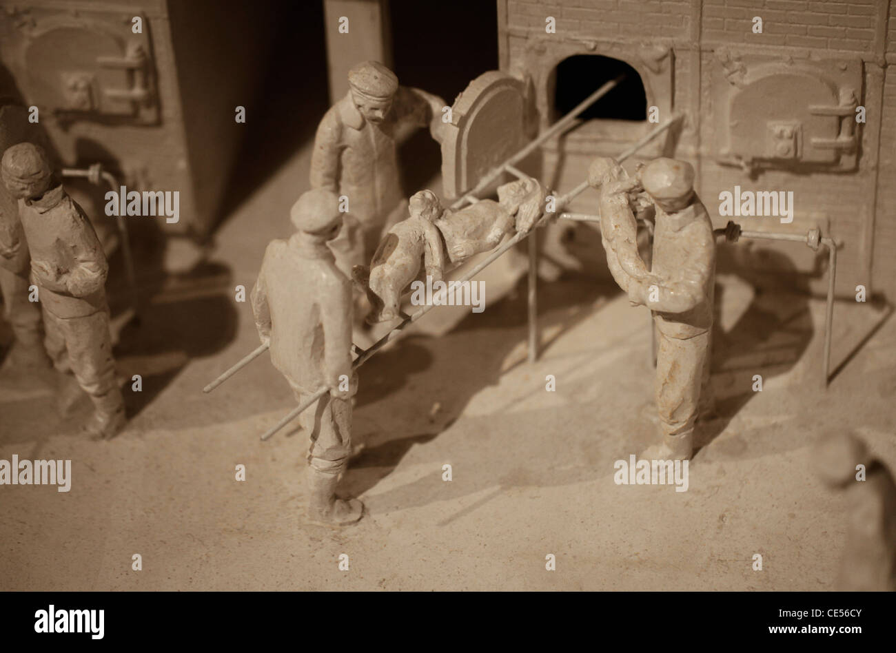 Modello in miniatura raffigurante il crematorio nazista esposto a Yad Vashem, il World Holocaust Remembrance Center, a Gerusalemme, Israele, per commemorare i 6 milioni di vittime ebraiche uccise dai nazisti durante la seconda guerra mondiale Foto Stock