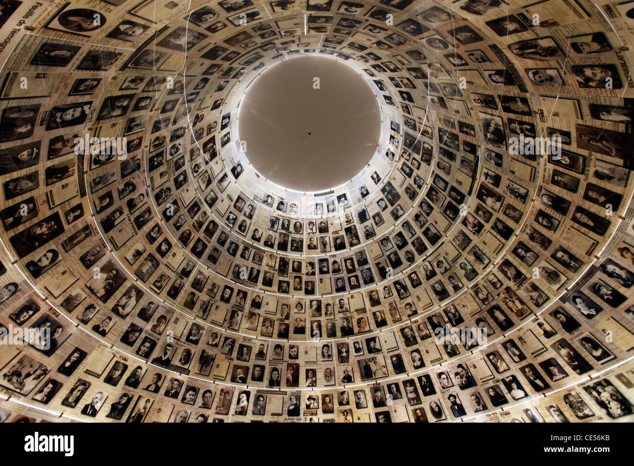Ritratti delle vittime dell'Olocausto nella sala dei nomi di Yad Vashem, il World Holocaust Remembrance Center, a Gerusalemme, Israele, in commemorazione dei 6 milioni di vittime ebree uccise dai nazisti durante la seconda guerra mondiale Foto Stock