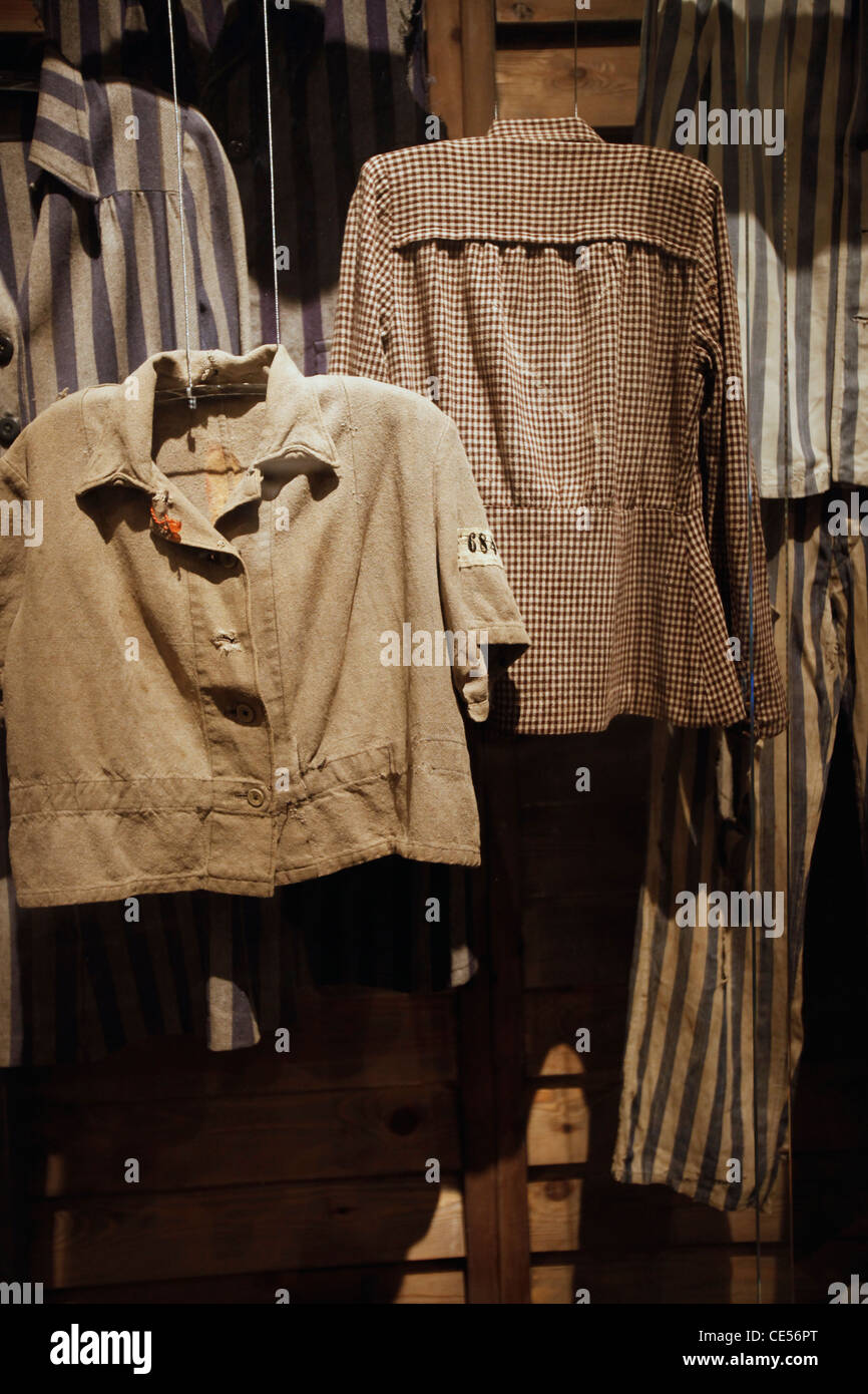 Uniformi carcerarie a strisce verticali esposte a Yad Vashem, il World Holocaust Remembrance Center, a Gerusalemme, Israele, per commemorare i 6 milioni di vittime ebree uccise dai nazisti durante la seconda guerra mondiale Foto Stock