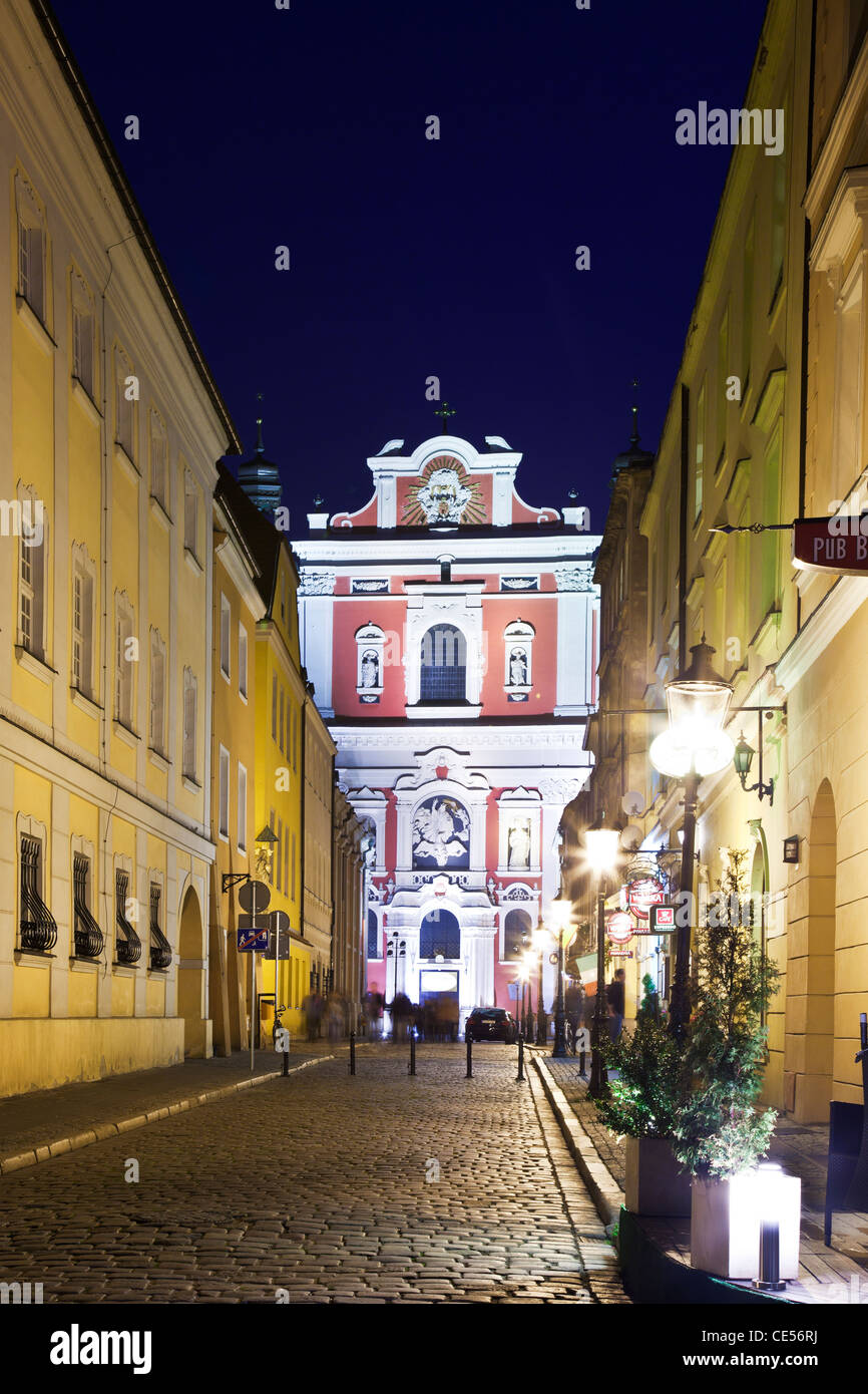 La facciata barocca di San Stanislao (il Vescovo) chiesa nella città polacca di Poznan, Polonia, di notte. Foto Stock