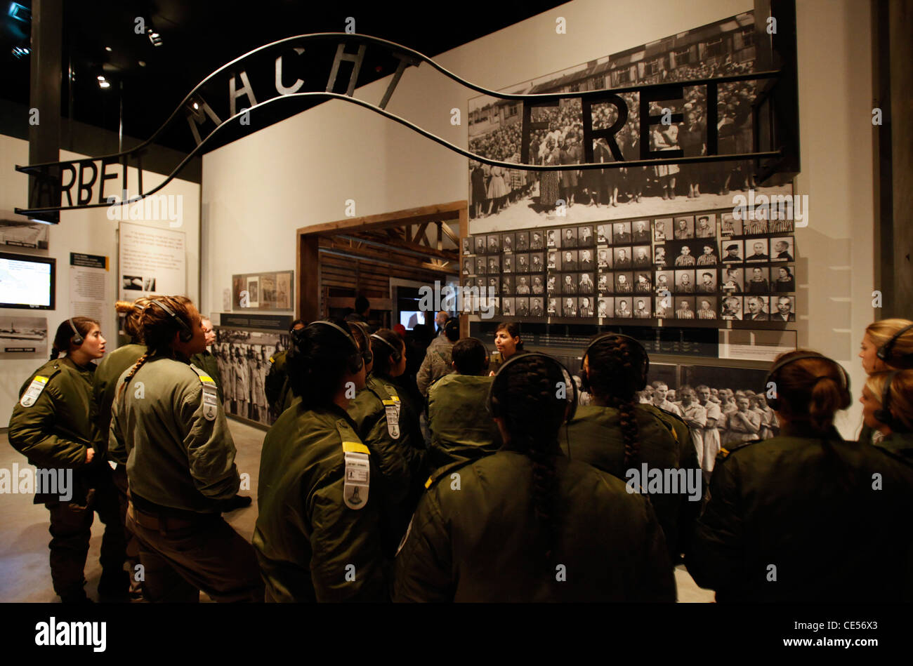 Un gruppo di soldati israeliani visitano Yad Vashem, il Centro Mondiale della memoria dell'Olocausto, a Gerusalemme, Israele, per commemorare i 6 milioni di vittime ebree uccise dai nazisti durante la seconda guerra mondiale Foto Stock