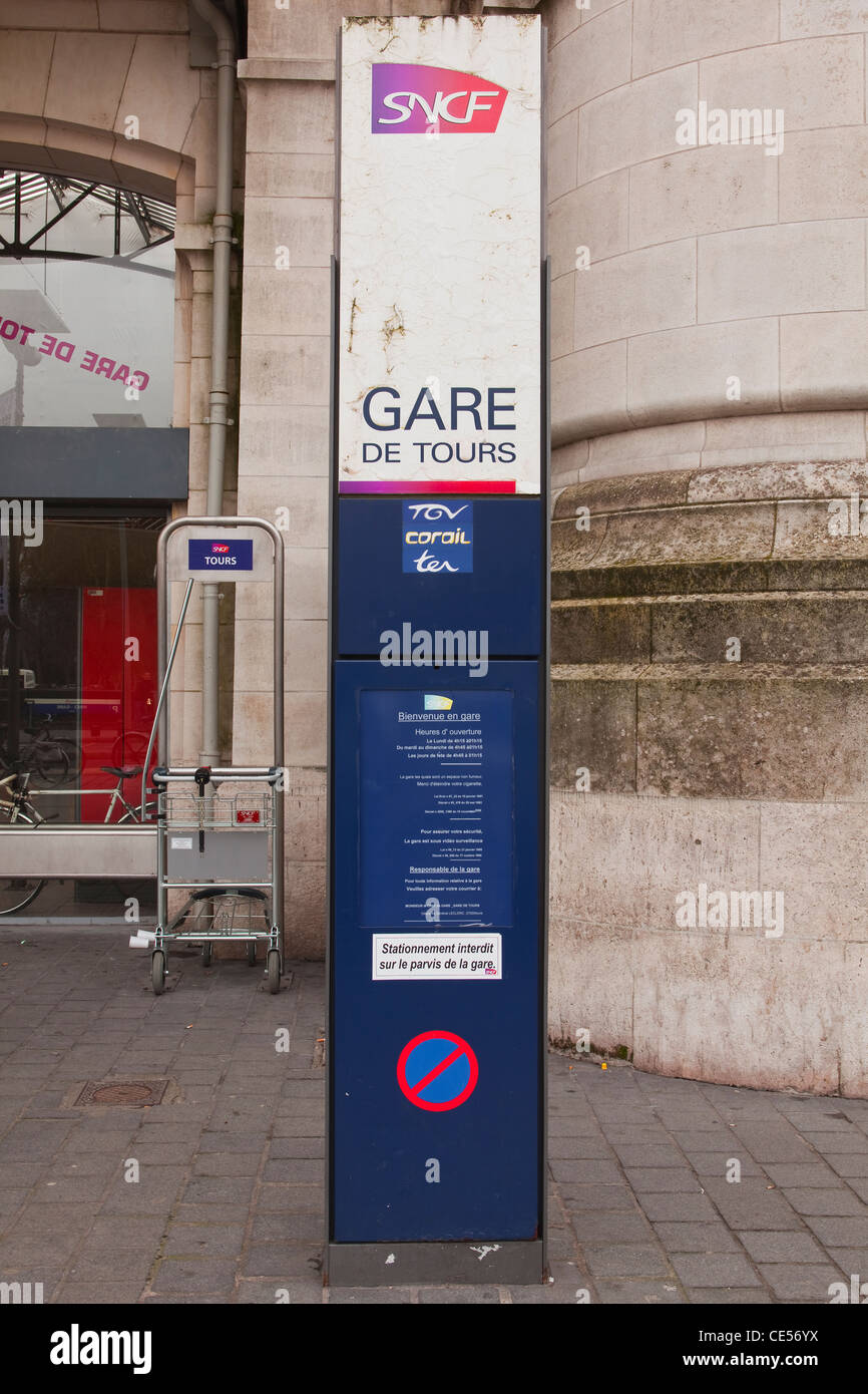 Un segno nella parte anteriore della stazione di Tours in Francia con la SNCF sulla parte superiore. Foto Stock