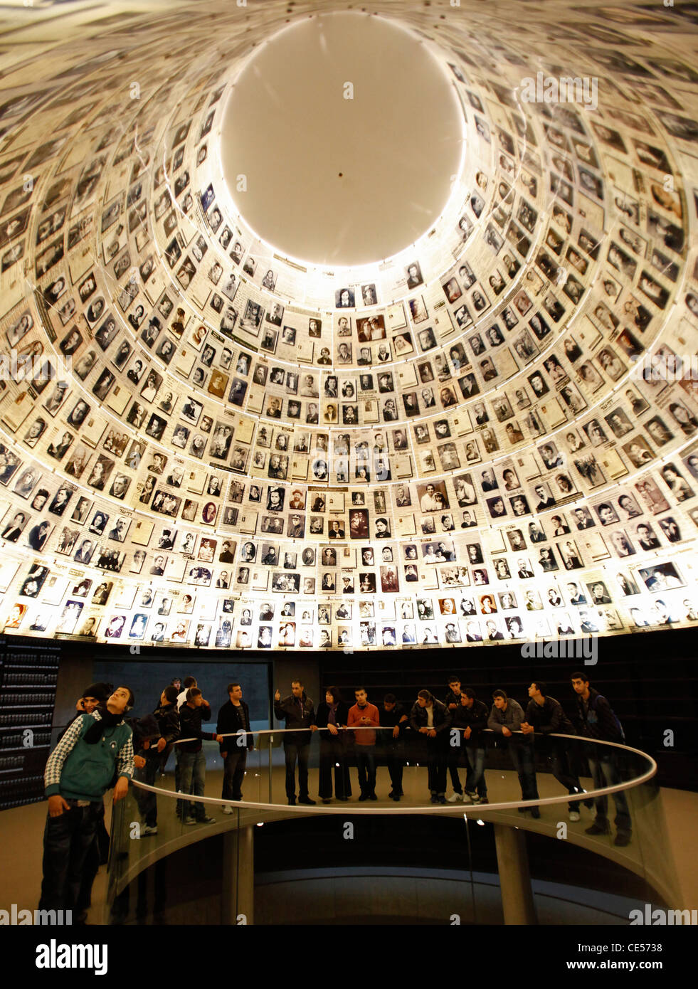 I giovani arabi israeliani all'interno del Padiglione di nomi a Yad Vashem museum per olocausto Ebrei vittime in Gerusalemme ovest Israele Foto Stock