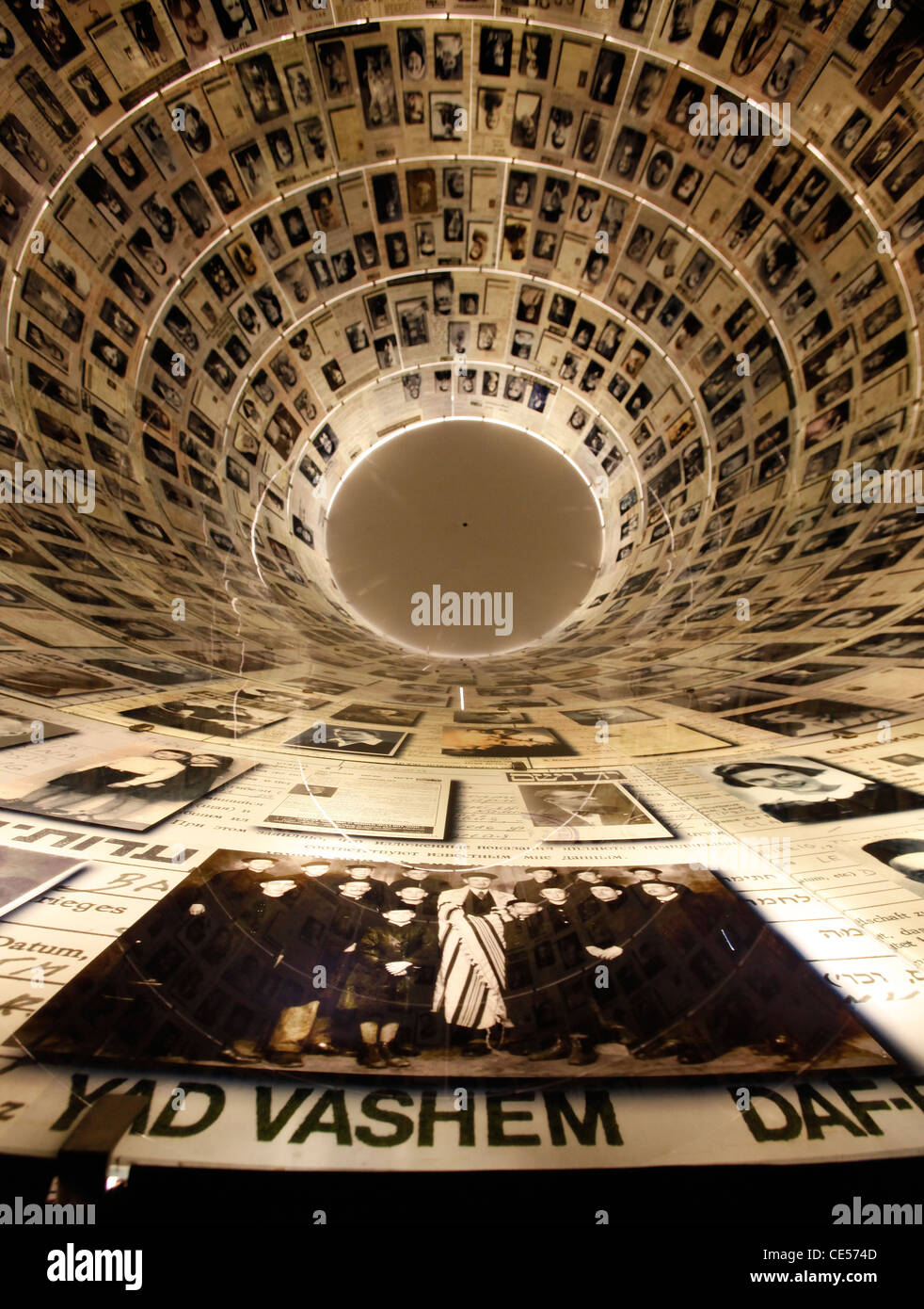 Ritratti delle vittime dell'Olocausto nella sala dei nomi di Yad Vashem, il World Holocaust Remembrance Center, a Gerusalemme, Israele, in commemorazione dei 6 milioni di vittime ebree uccise dai nazisti durante la seconda guerra mondiale Foto Stock
