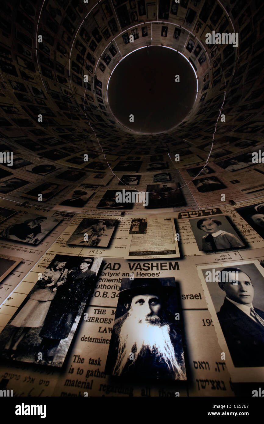 Ritratti delle vittime dell'Olocausto nella sala dei nomi di Yad Vashem, il World Holocaust Remembrance Center, a Gerusalemme, Israele, in commemorazione dei 6 milioni di vittime ebree uccise dai nazisti durante la seconda guerra mondiale Foto Stock