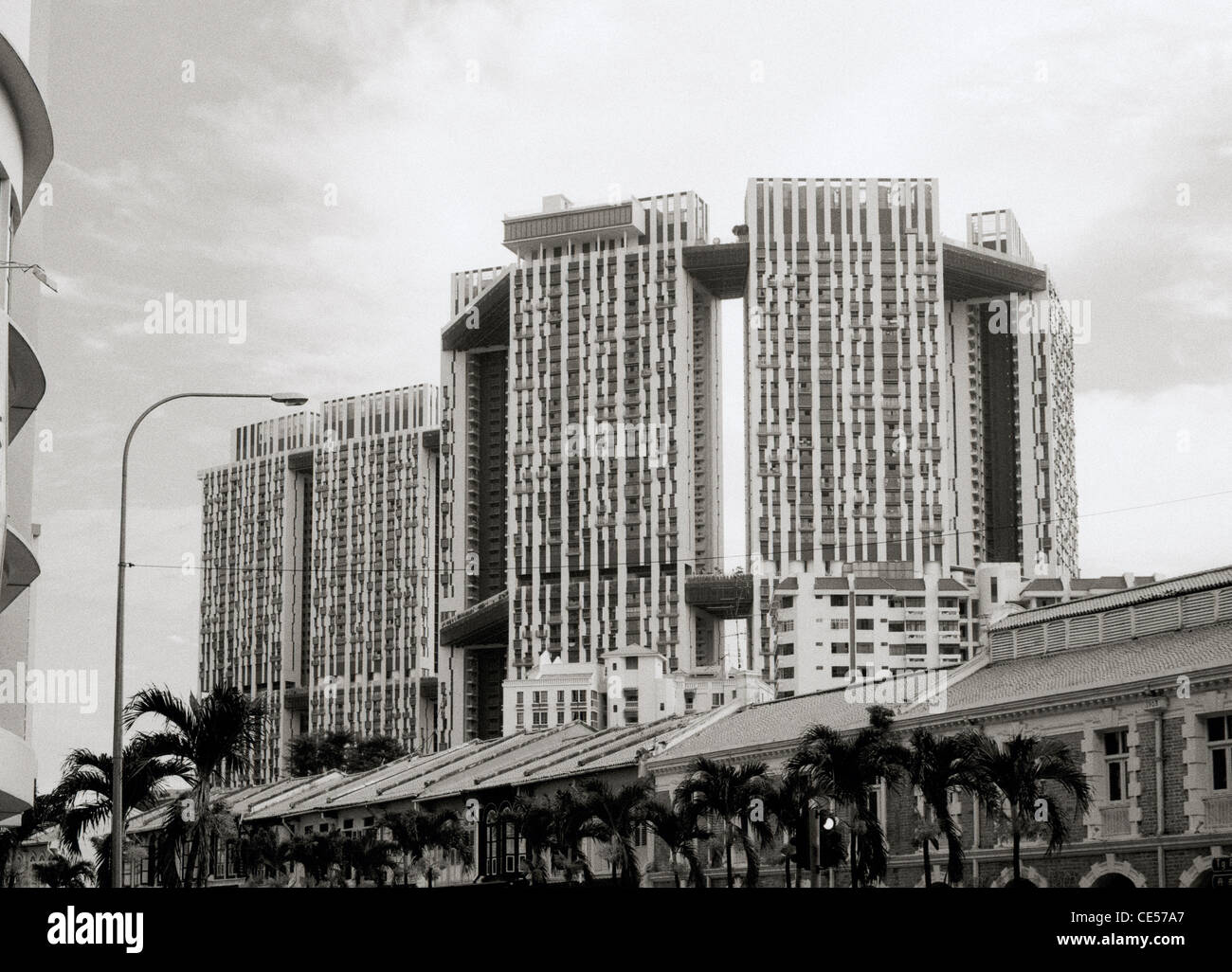 Alta densità alloggiamento pubblico a Singapore in Estremo Oriente Asia sud-orientale. Architettura grattacielo Torre appartamento condominio blocco elevato aumento marcia Foto Stock