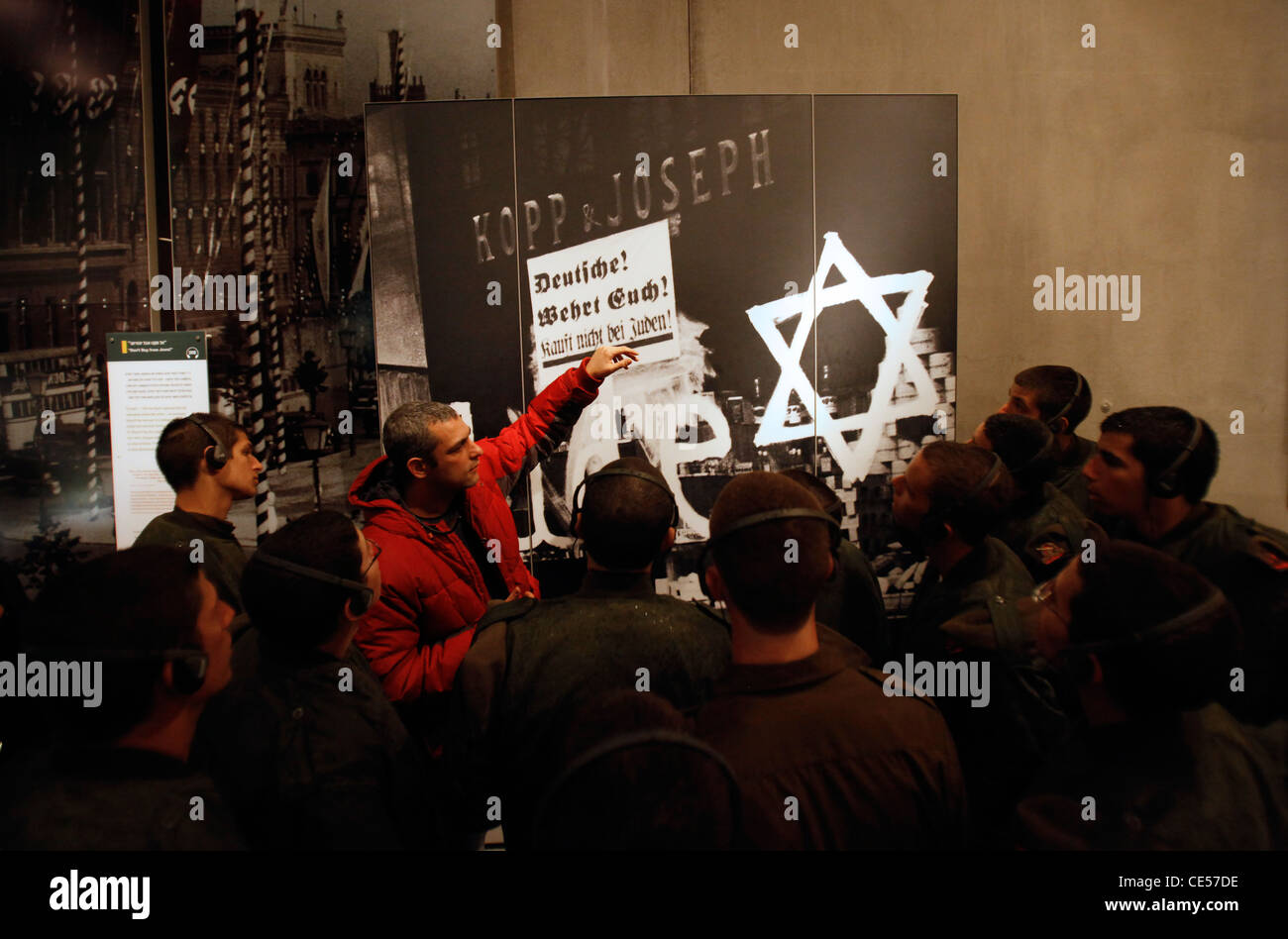 I soldati israeliani ascoltano una guida mentre visitano Yad Vashem, il Centro Mondiale della memoria dell'Olocausto, a Gerusalemme, Israele, per commemorare i 6 milioni di vittime ebraiche uccise dai nazisti durante la seconda guerra mondiale Foto Stock