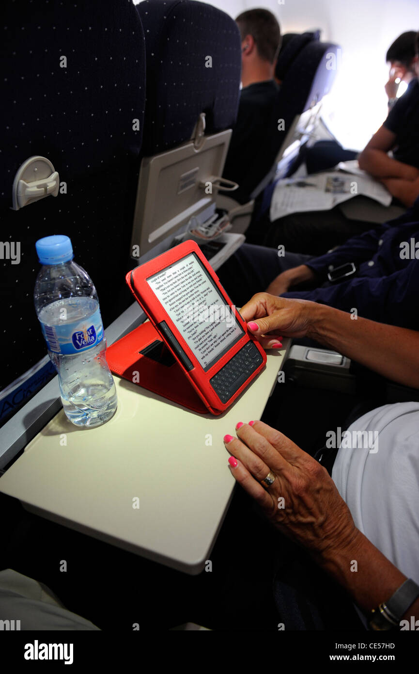 Aereo passeggeri Kindle di lettura di libri elettronici di lettura di volo Foto Stock