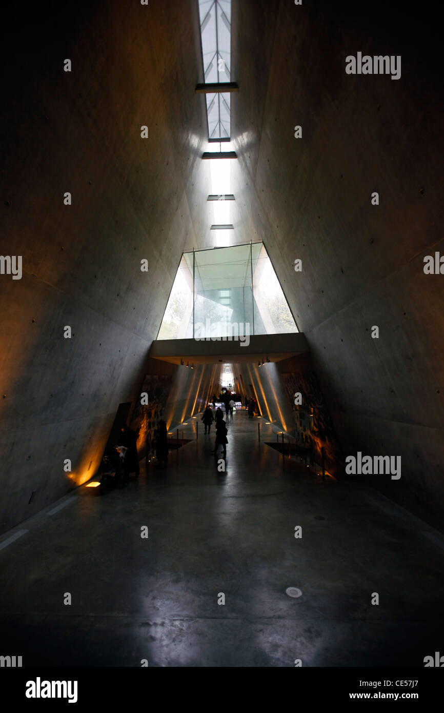 I visitatori camminano in un corridoio a Yad Vashem, il World Holocaust Remembrance Center, a Gerusalemme, Israele, per commemorare i 6 milioni di vittime ebree uccise dai nazisti durante la seconda guerra mondiale Foto Stock