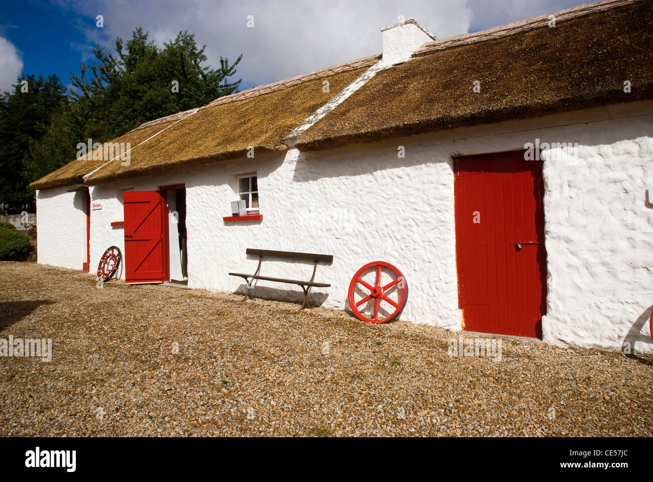 Kilmacrenan cottage con il tetto di paglia, Donegal, Irlanda Foto Stock