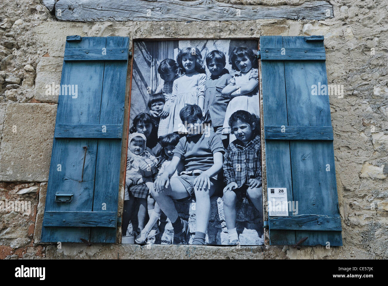 Una fotografia dei bambini locali incorniciato in una finestra. Vaison-la-Romaine, Vaucluse Provence, Francia. Foto Stock