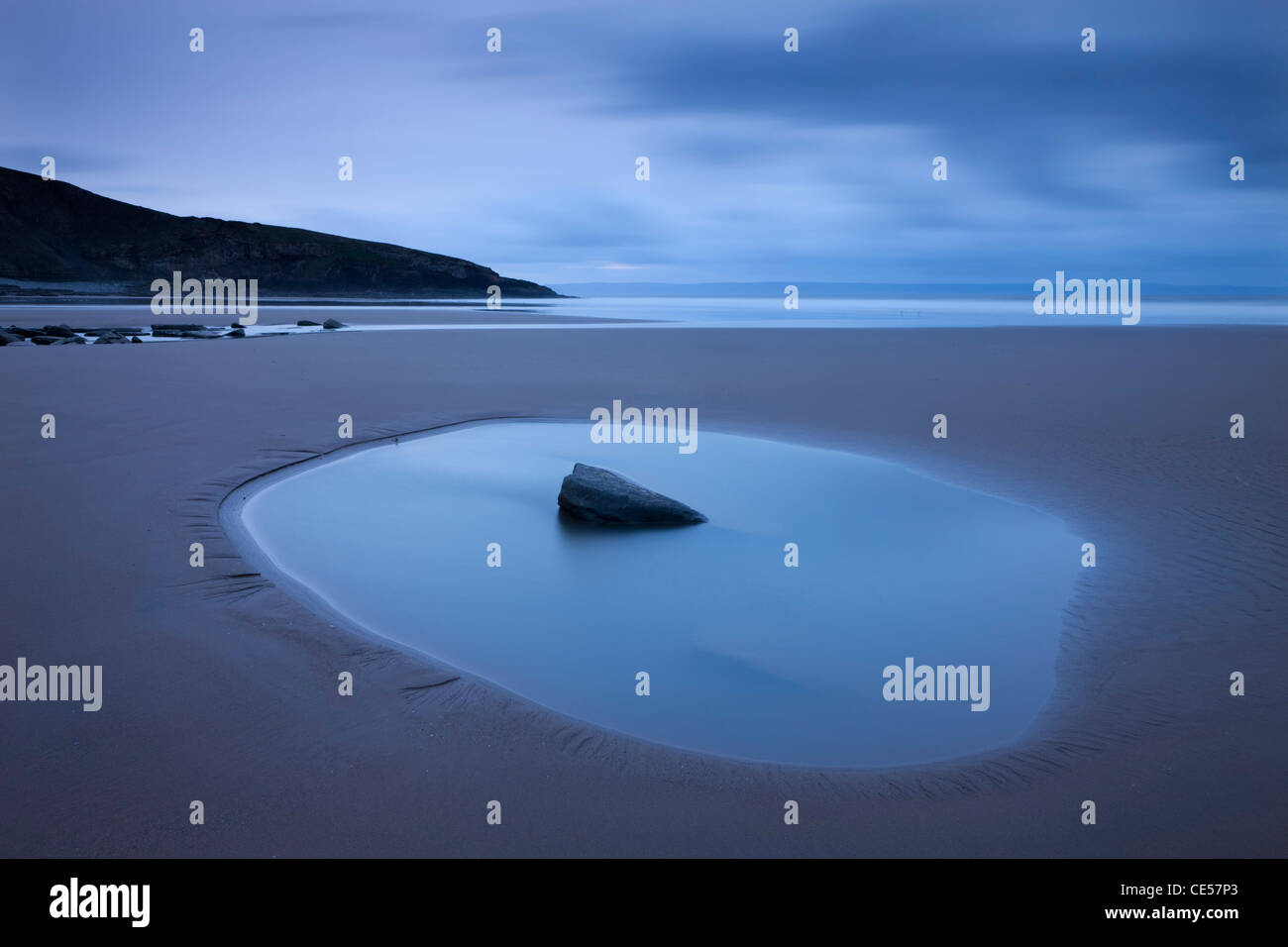 Rockpool sulla sabbiosa spiaggia di Southerndown all'alba, Dunraven Bay, Glamorgan Heritage Coast, il Galles. Inverno (dicembre 2011). Foto Stock