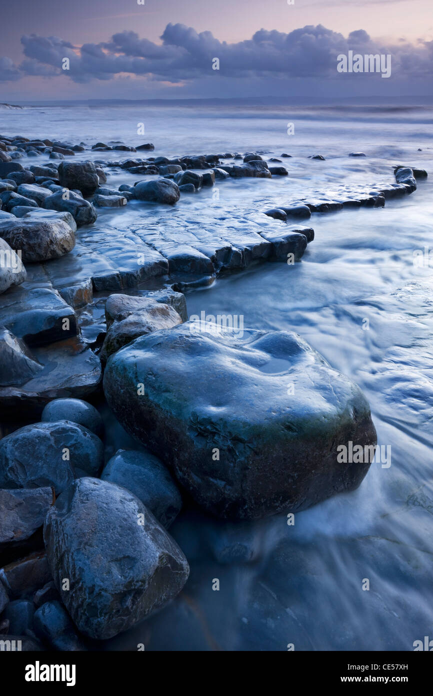 Spiaggia rocciosa di Nash punto al crepuscolo, Glamorgan Heritage Coast, Wales, Regno Unito. Inverno (dicembre 2011). Foto Stock